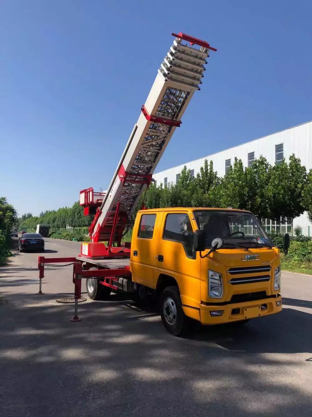 兰陵附近的云梯车出租服务：轻松解决高空作业需求